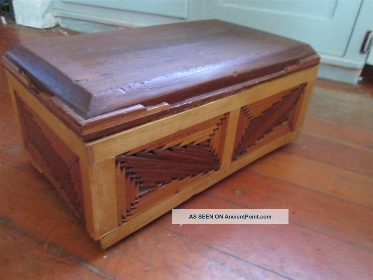 Old Inlaid Wood Tramp Arts & Crafts Storage Trunk Jewelry Trinket Box Boxes photo