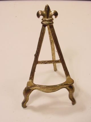 50s Hollywood Regency Gilt Ormolu Miniature Metal Easel Stand Fleur De Lis 3.  5 
