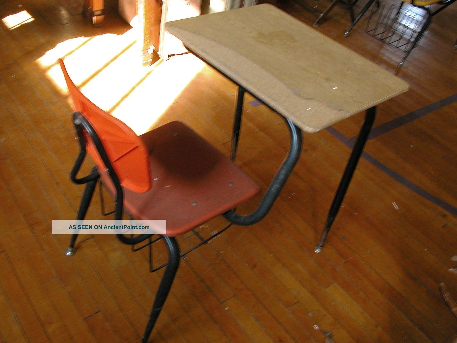 Vintage - Retro - - School Desk - 60 ' S - 70 ' S Look - Made In The Usa No Res 1900-1950 photo