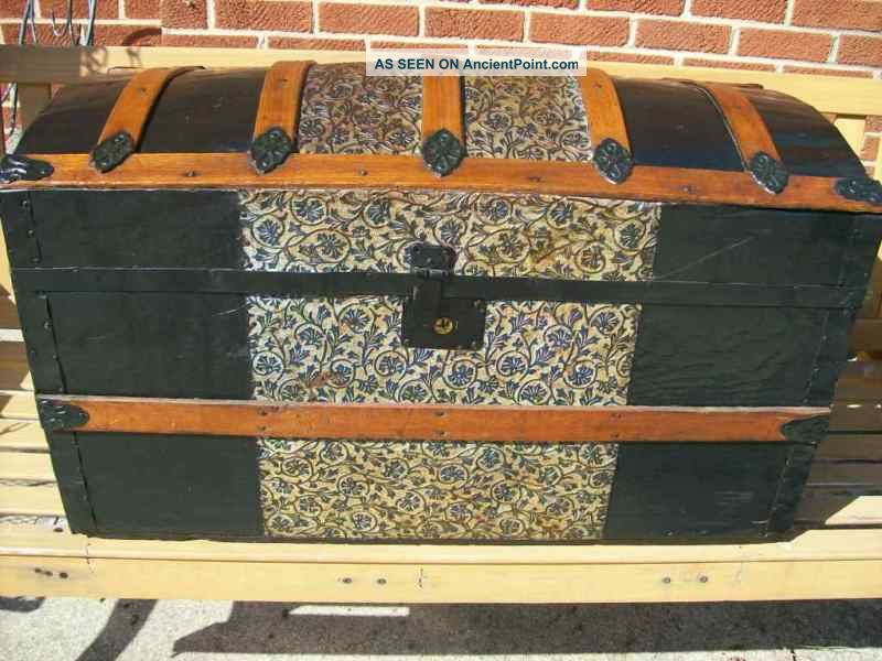 Antique (small) Dome Top Trunk W/tray 1800-1899 photo