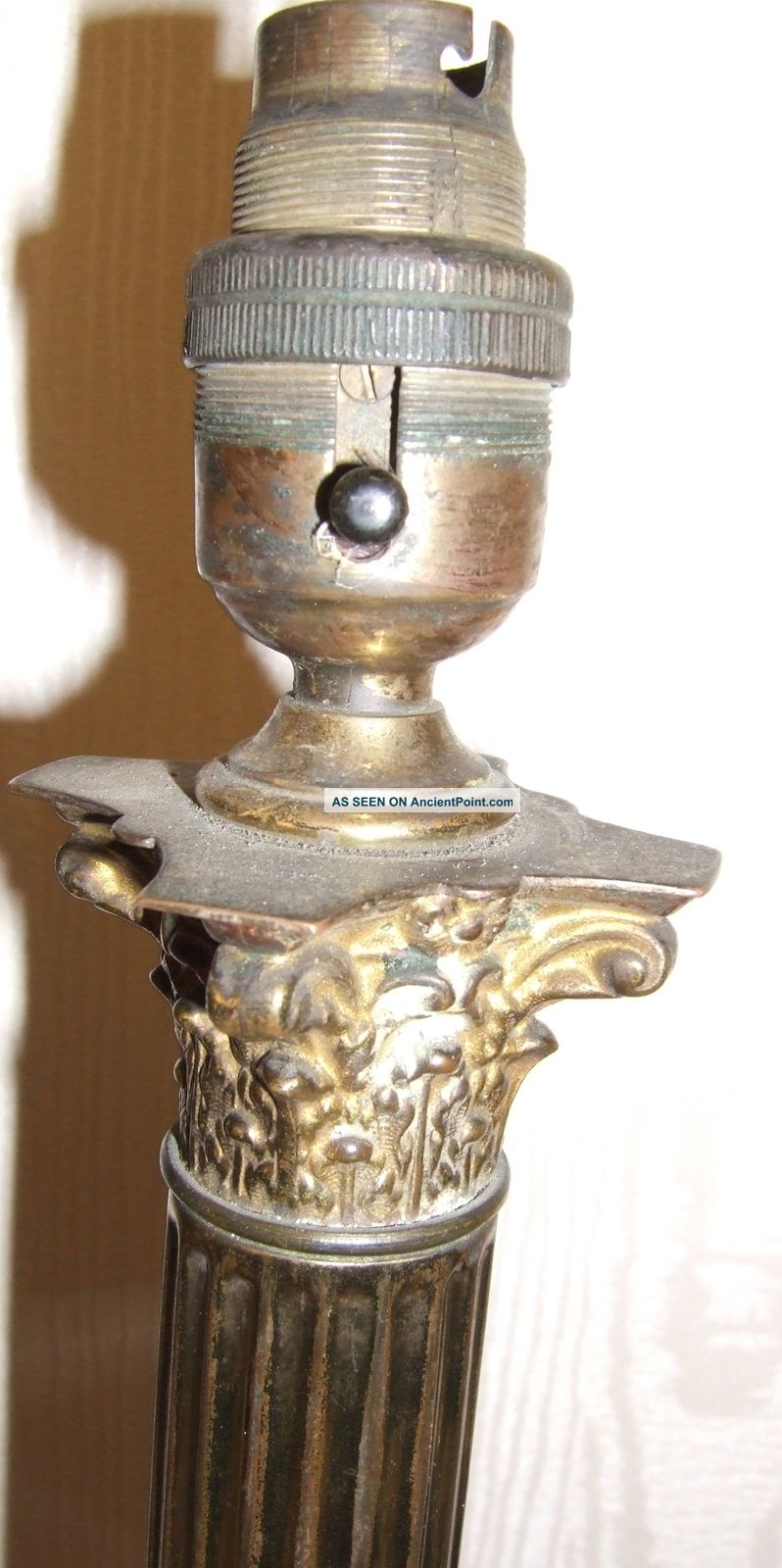 @@ Antique Brass Corinthian Column Lamp @@ Edwardian (1901-1910) photo