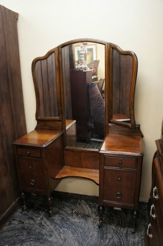 Antique Vanity Dresser Tri Fold Glass Mirrors Castors Unique Look Ships photo