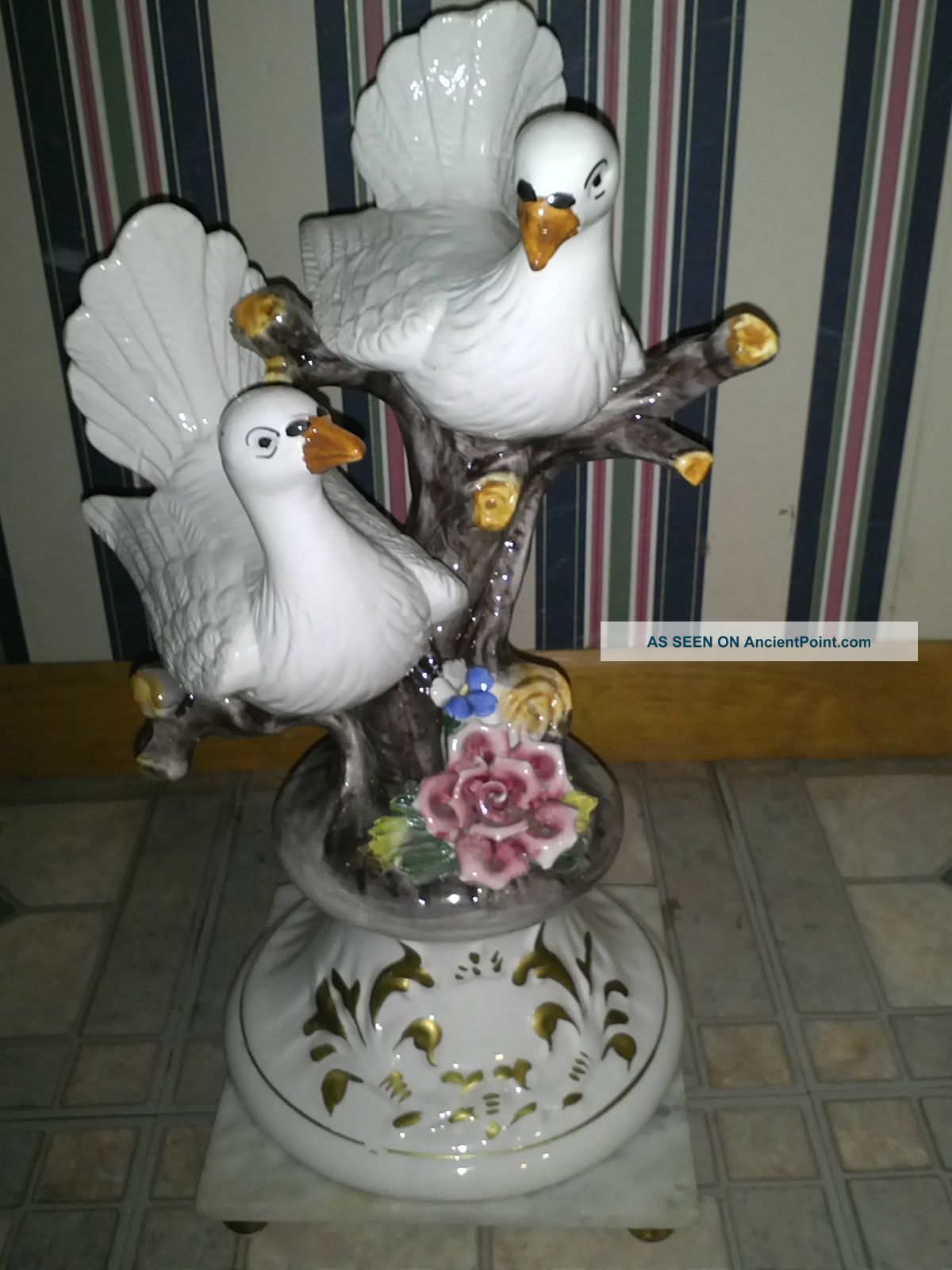 Capodimonte Doves Center Peace Mint Figurines photo