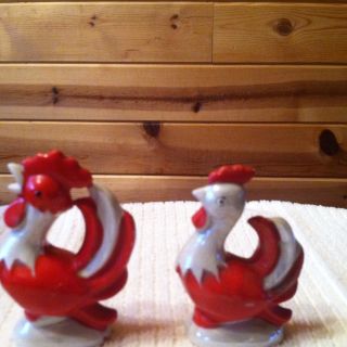 Occupied Japan.  Rooster And Hen.  Salt/pepper Set.  Collectible Vintage Antique photo