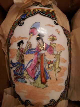 Authentic Chinese Porcelain Vase Asian Art Decorative photo