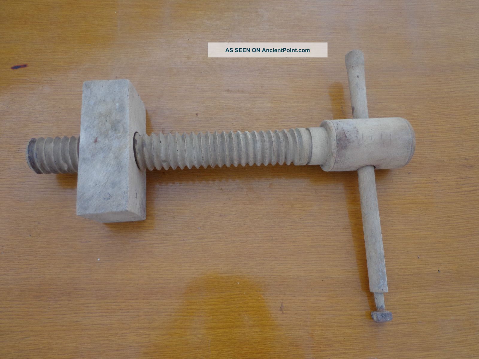 Wooden Bench Vise Screw http://ancientpoint.com/inf/88019-antique
