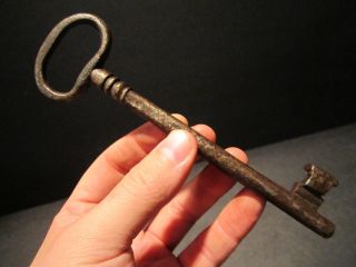 1 Hand Wrought Large Antique 17th 18th C Primitive Iron Skeleton Lock Key photo