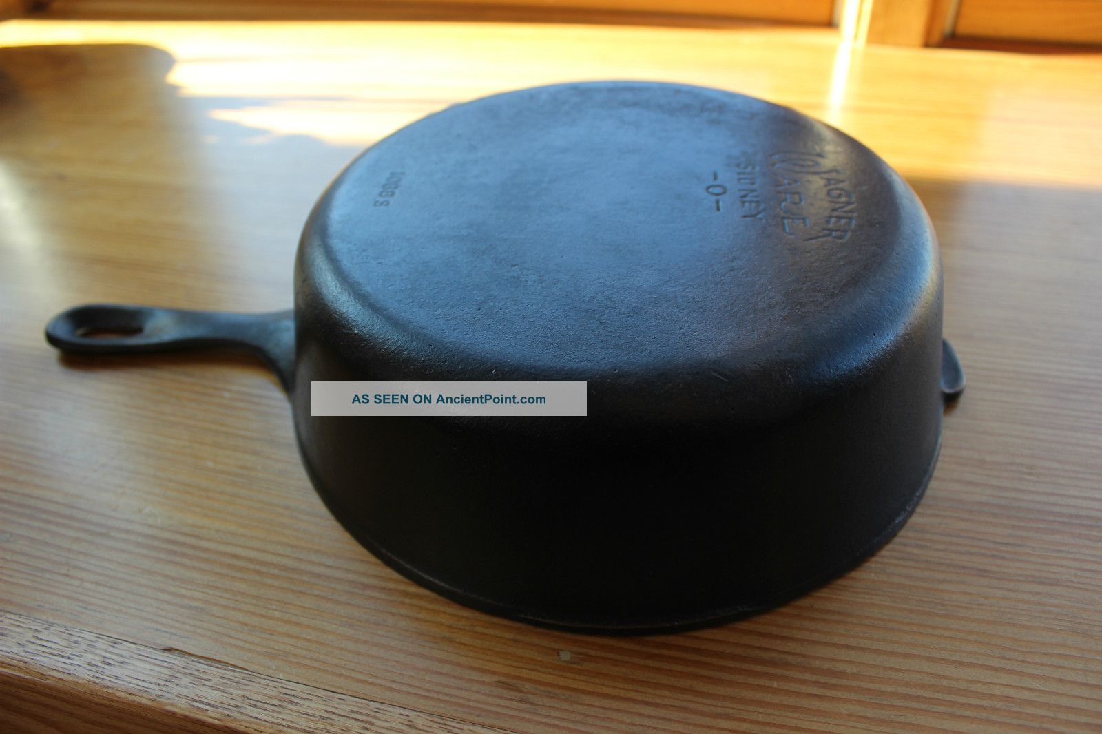 http://ancientpoint.com/imgs/a/f/c/r/x/wagner_ware_sidney_o_extra_deep_skillet_1088_s_vintage_cast_iron_chicken_fryer_1_lgw.jpg