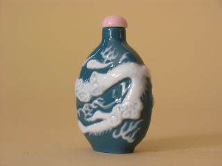 Art Estate Snuff Bottle Peking Glass Dragon 2 Color Molded Spoon & Top photo