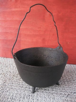 Antique Primitive Small 2 Quart Cast Iron 3 - Leg Kettle Pot,  Gatemark/bail Handle photo