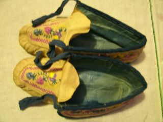 Amazing Mid 19th Century Huron Moose Hair Embroidered Moccasins - photo