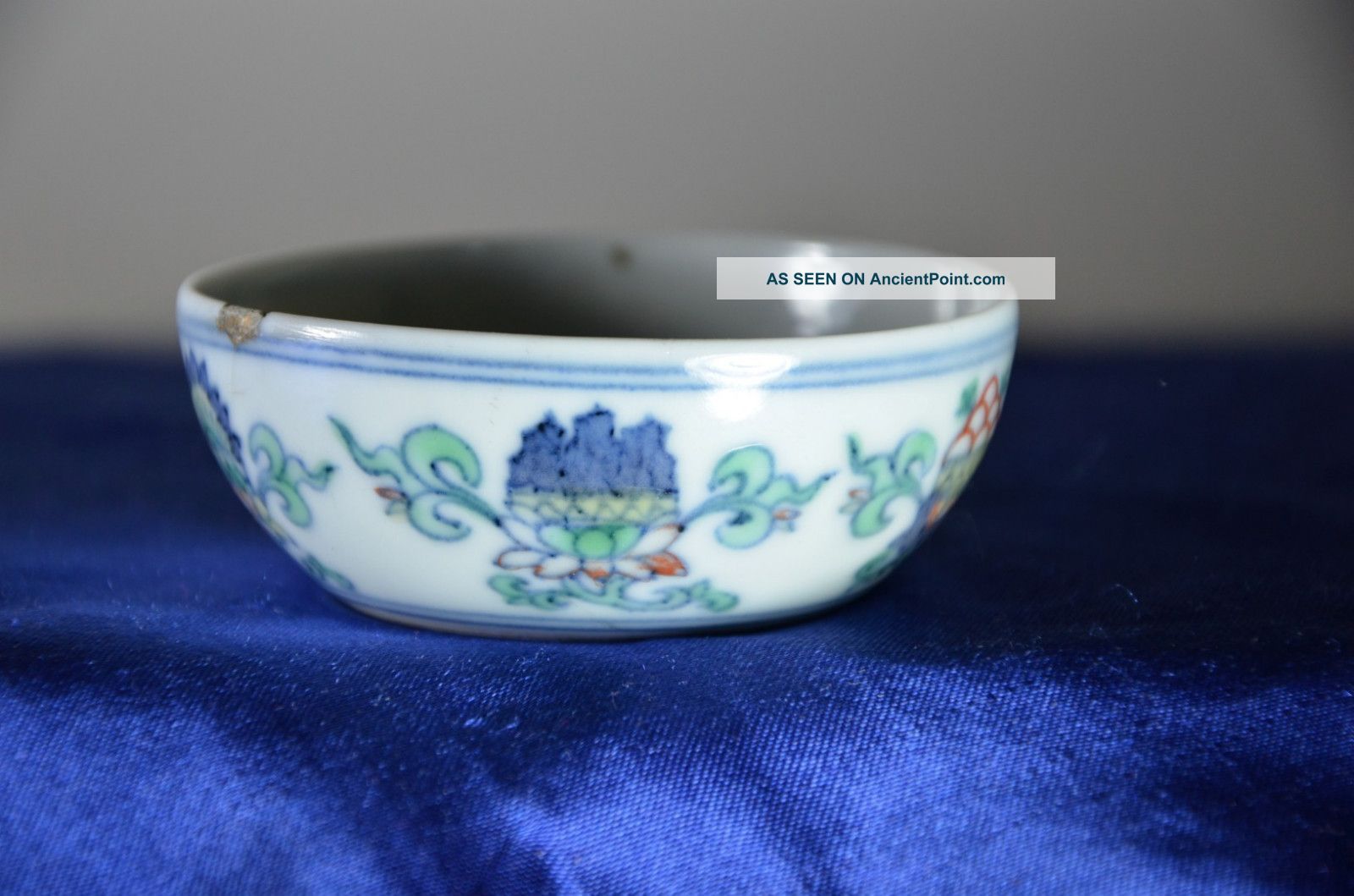 A Chinese Porcelain Dish With Mark Bowls photo