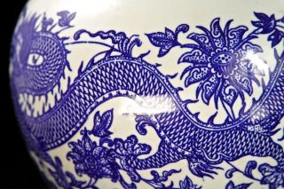 Chinese Porcelain Five - Claws Dragons Blue & White Vase,  Nr. photo