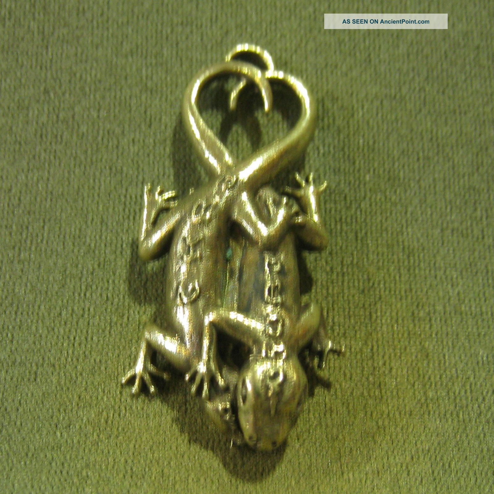 Wealth Lizard Gecko Pop Love Luck Charm Thai Amulet Pendant Amulets photo