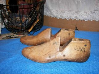 Pair Vintage Wooden Shoe Factory Industrial Mold Size 5 1/2 D Last 3095 Form photo