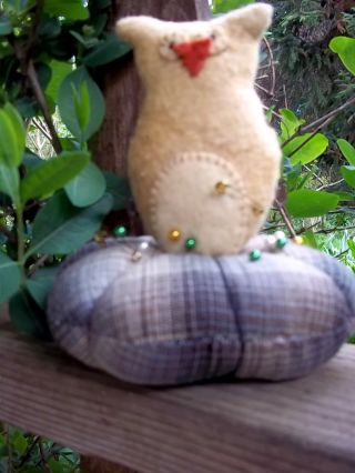Prim N Grubby Little Folk Artsy Owl A Top A Cotton Tuffet Pin Cushion Pfatt photo