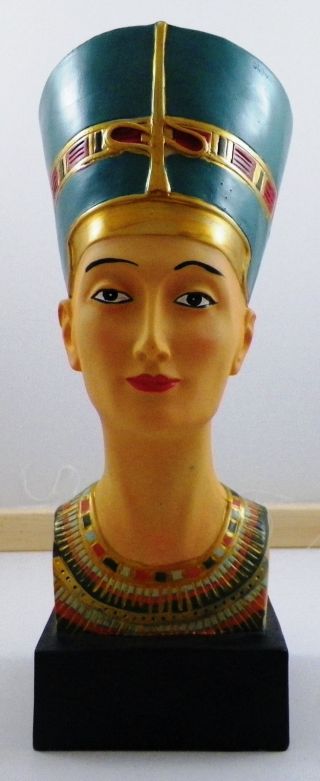 Status Of Egypt Queen Nefertiti Figurines photo