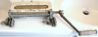 Vintage Portable Hand Cranked Clothes Wringer Washing Farm Country Primitive Old photo