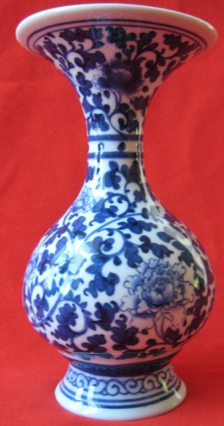 Ch ' Ing Dynasty Ch ' Ien Lung White And Blue Vase photo