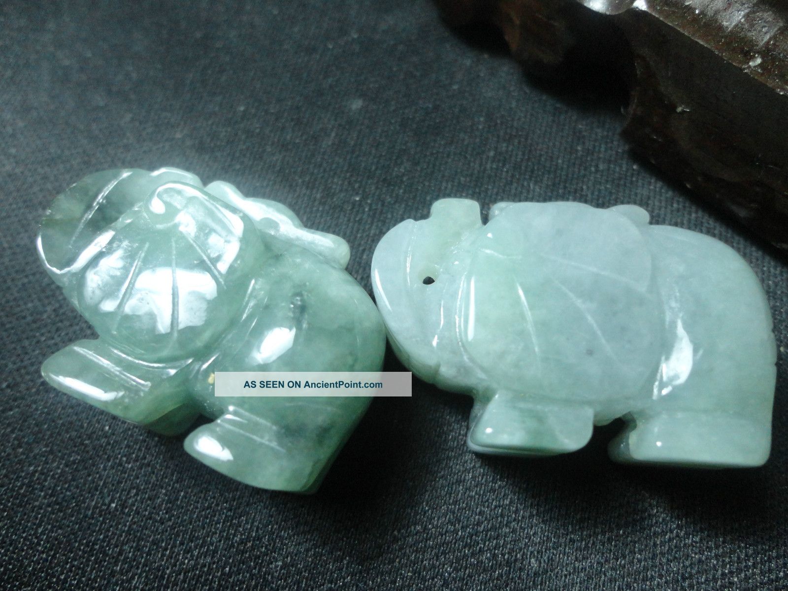 100%natural Light Green Grade A Jadeite Pendants/two Elephants Necklaces & Pendants photo