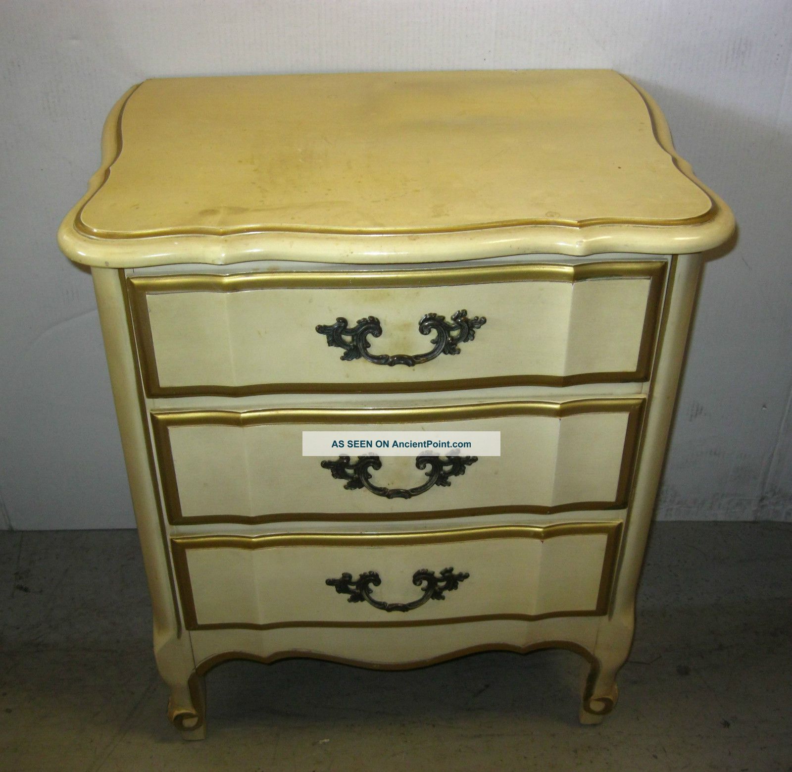 ... French Provincial Night Stand Off White Gold Gilt Post-1950 photo 1