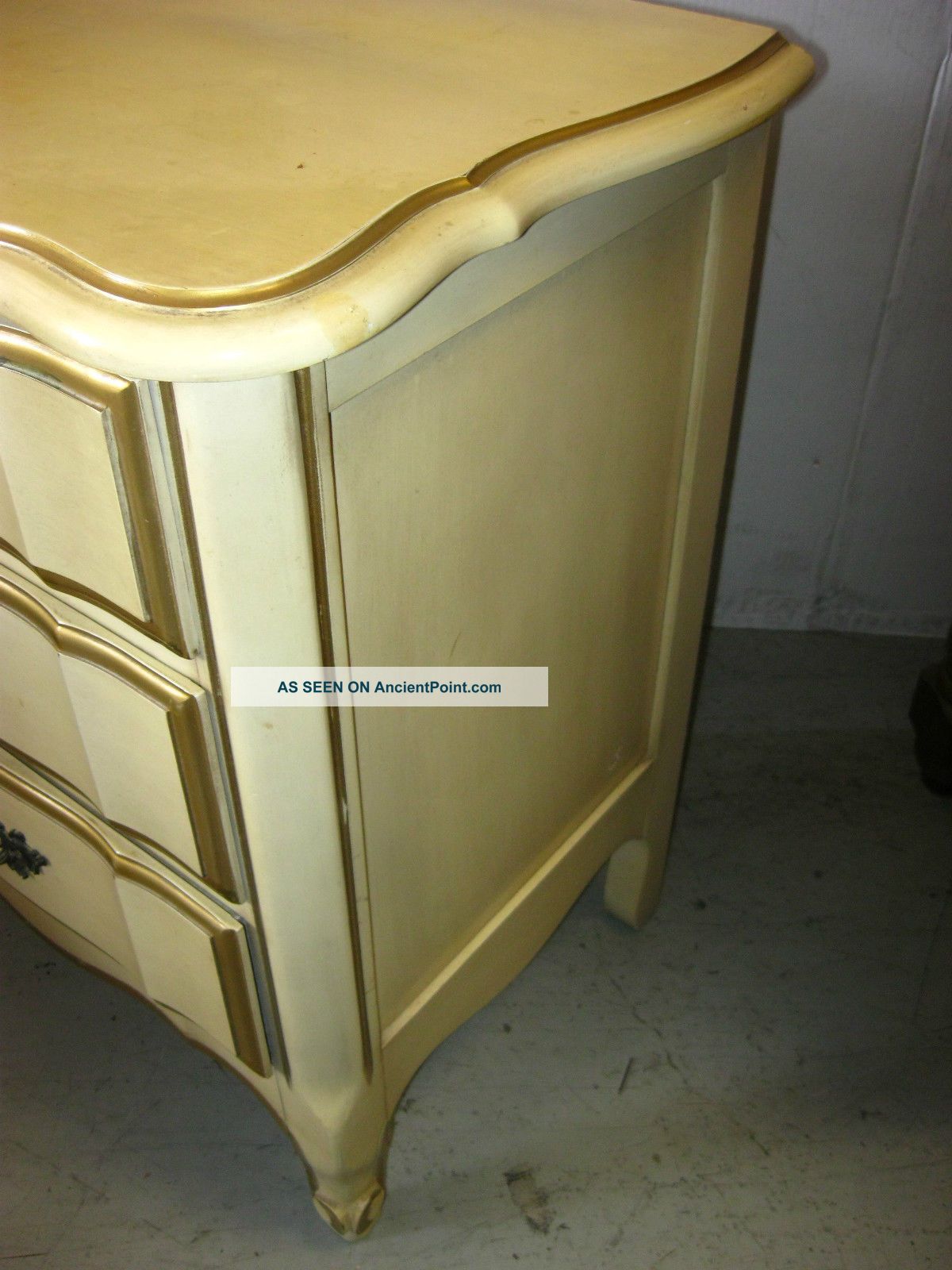 ... French Provincial Night Stand Off White Gold Gilt Post-1950 photo 2