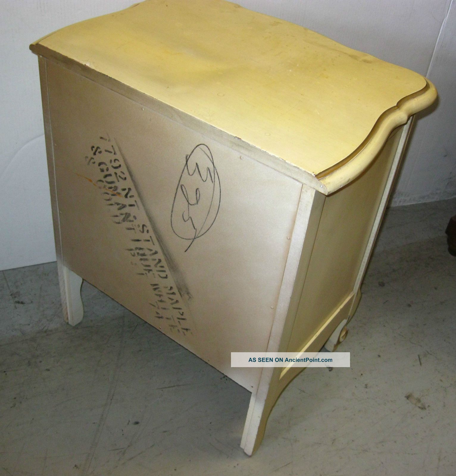 ... French Provincial Night Stand Off White Gold Gilt Post-1950 photo 3