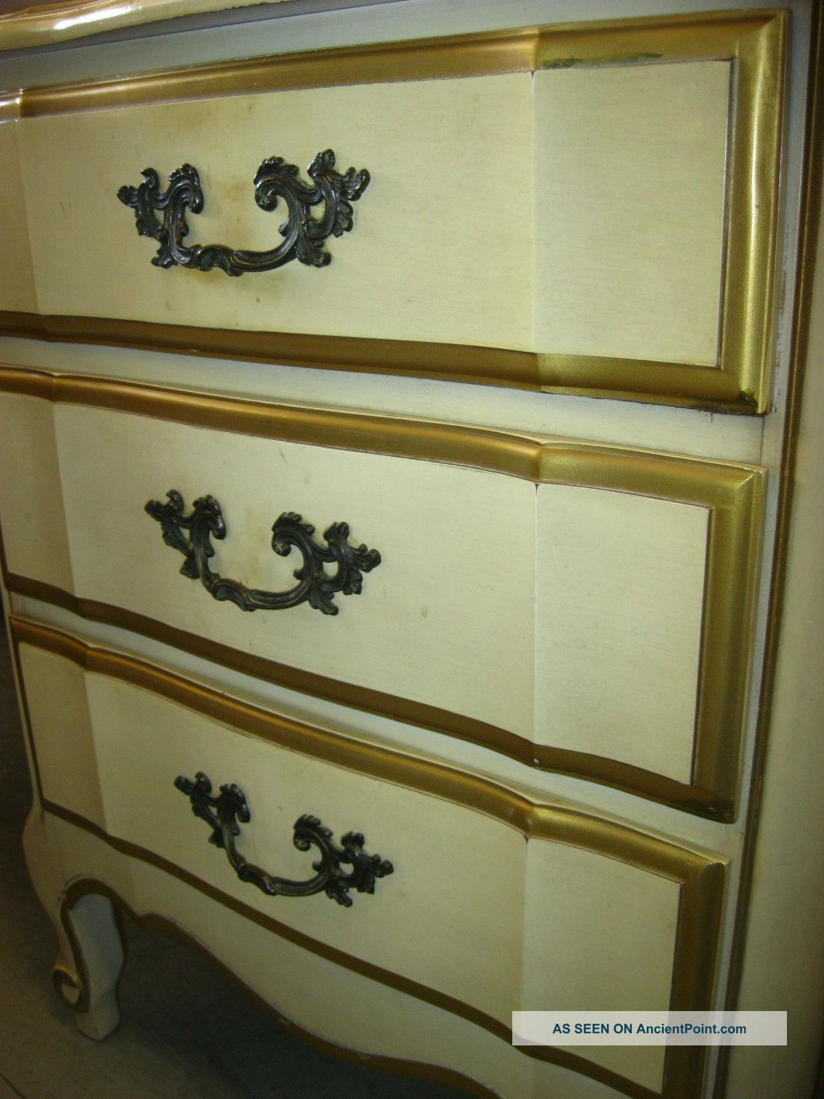 ... French Provincial Night Stand Off White Gold Gilt Post-1950 photo 5