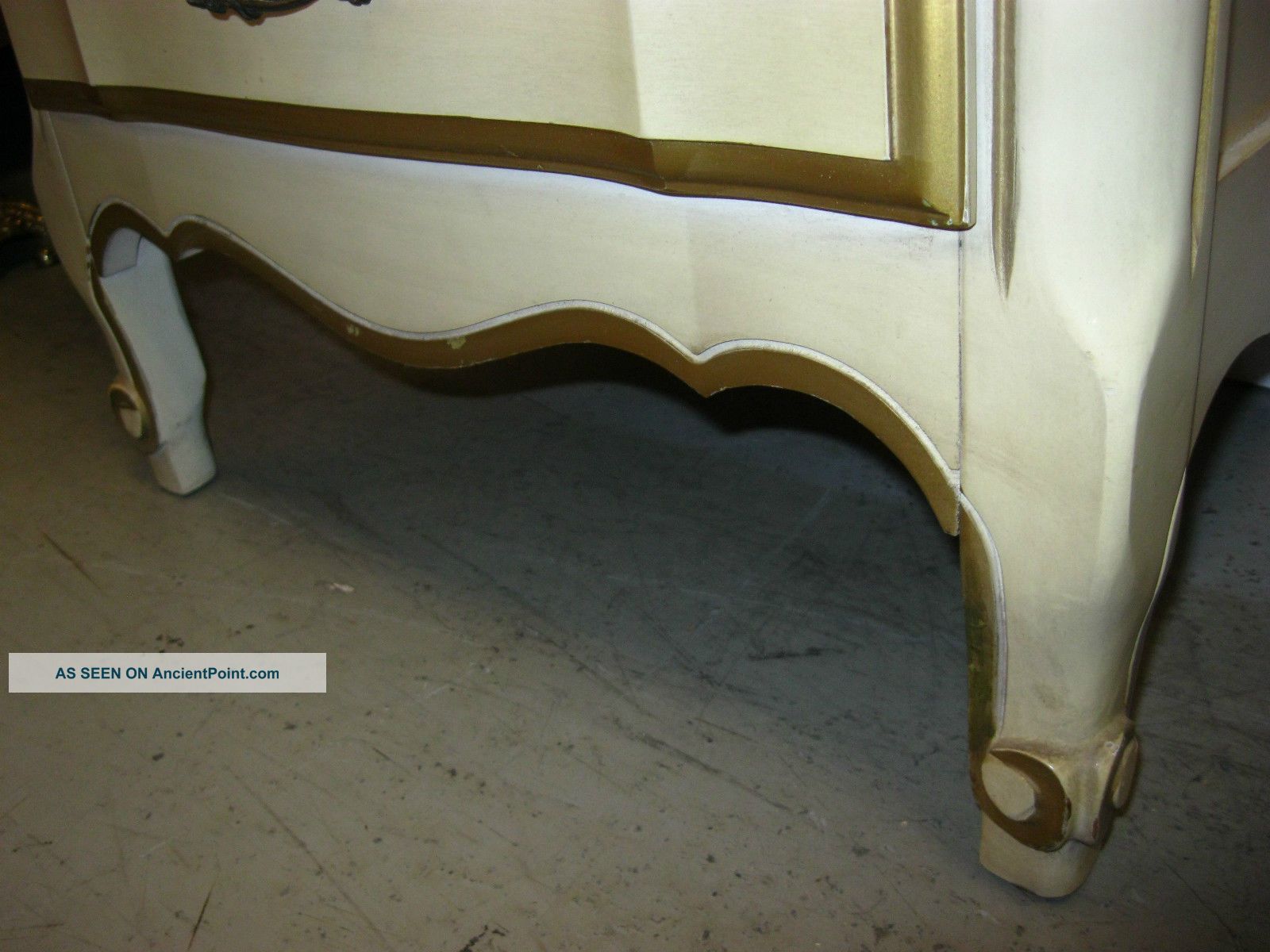 ... French Provincial Night Stand Off White Gold Gilt Post-1950 photo 8