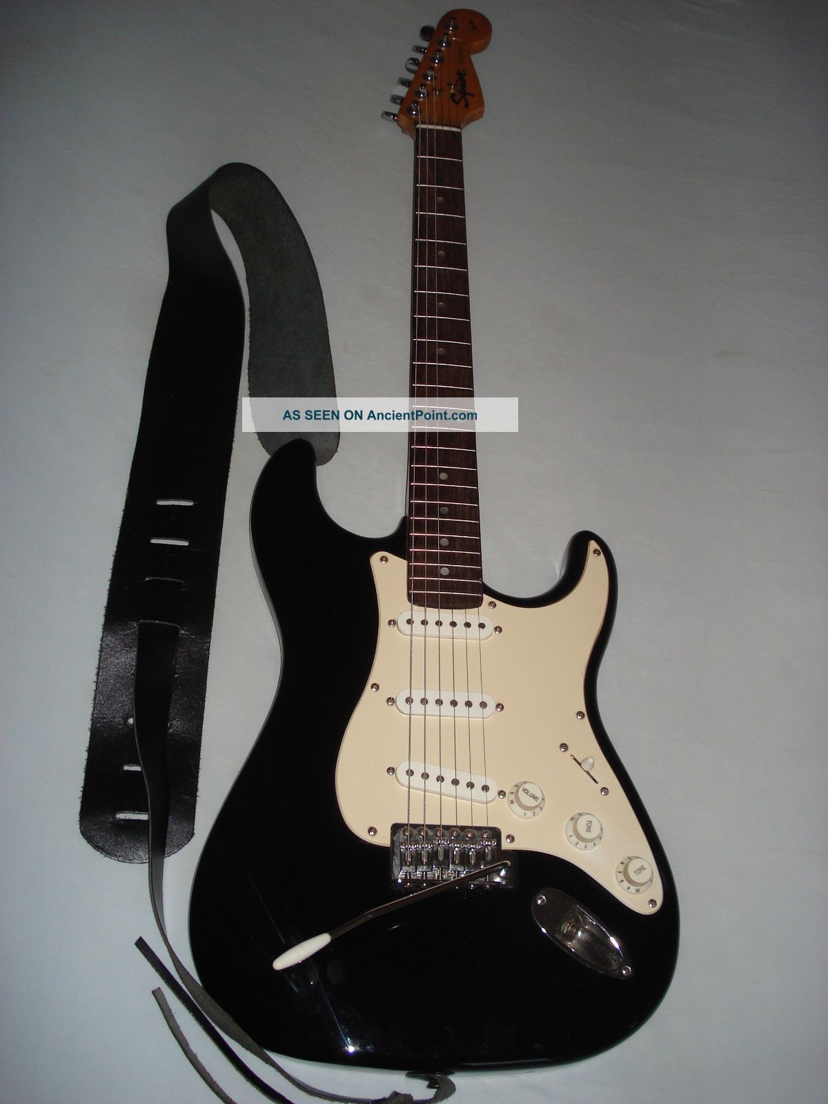 Fender Squier Stratocaster Ca.  1996 String photo
