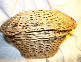 Vintage Wicker Basket With Lid photo