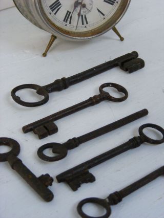 Selection Of Six Old Antique French Large Black Chateau Keys - Collectables photo