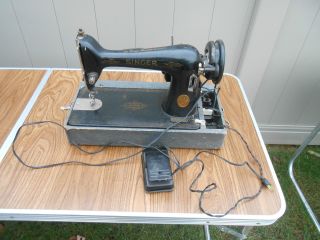 L654 - Vintage 1947 Singer Model 66 Sewing Machine.  Electrified photo