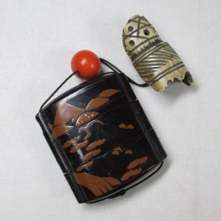 H956: Real Japanese Old Lacquer Ware Samurai Pillbox Inro With Makie,  Netsuke.  1 photo