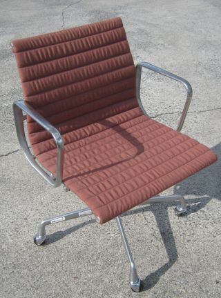 Herman Miller Eames Aluminum Management Chair Rust Fabric photo