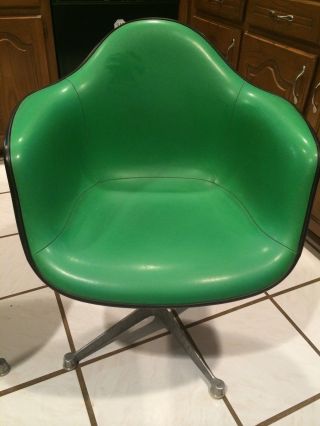 Herman Miller Eames Swivel Chair - Green With White Fiberglass Back photo