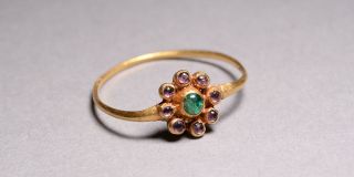 Post Medieval Gold,  Sapphire & Emerald Cluster Finger Ring - 17th Century photo