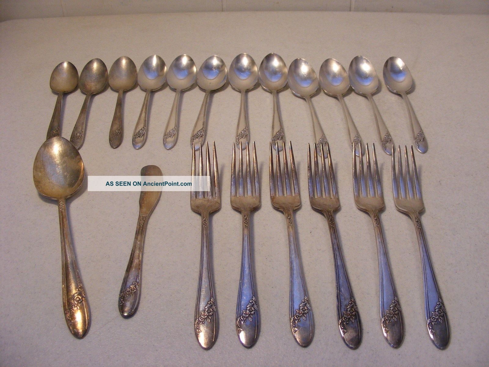 Oneida Community Tudor Silver Plate Queen Bess Of 20 Pieces Flatware & Silverware photo