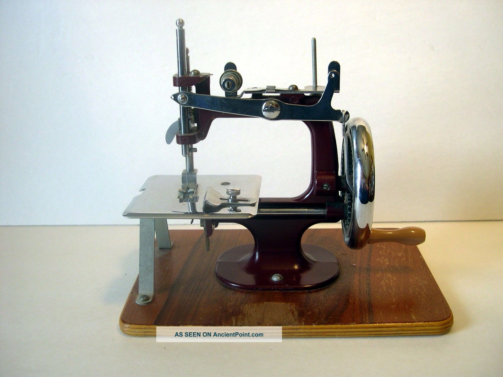 Vintage Essex Miniature Toy Sewing Machine Maroon England Sewing Machines photo