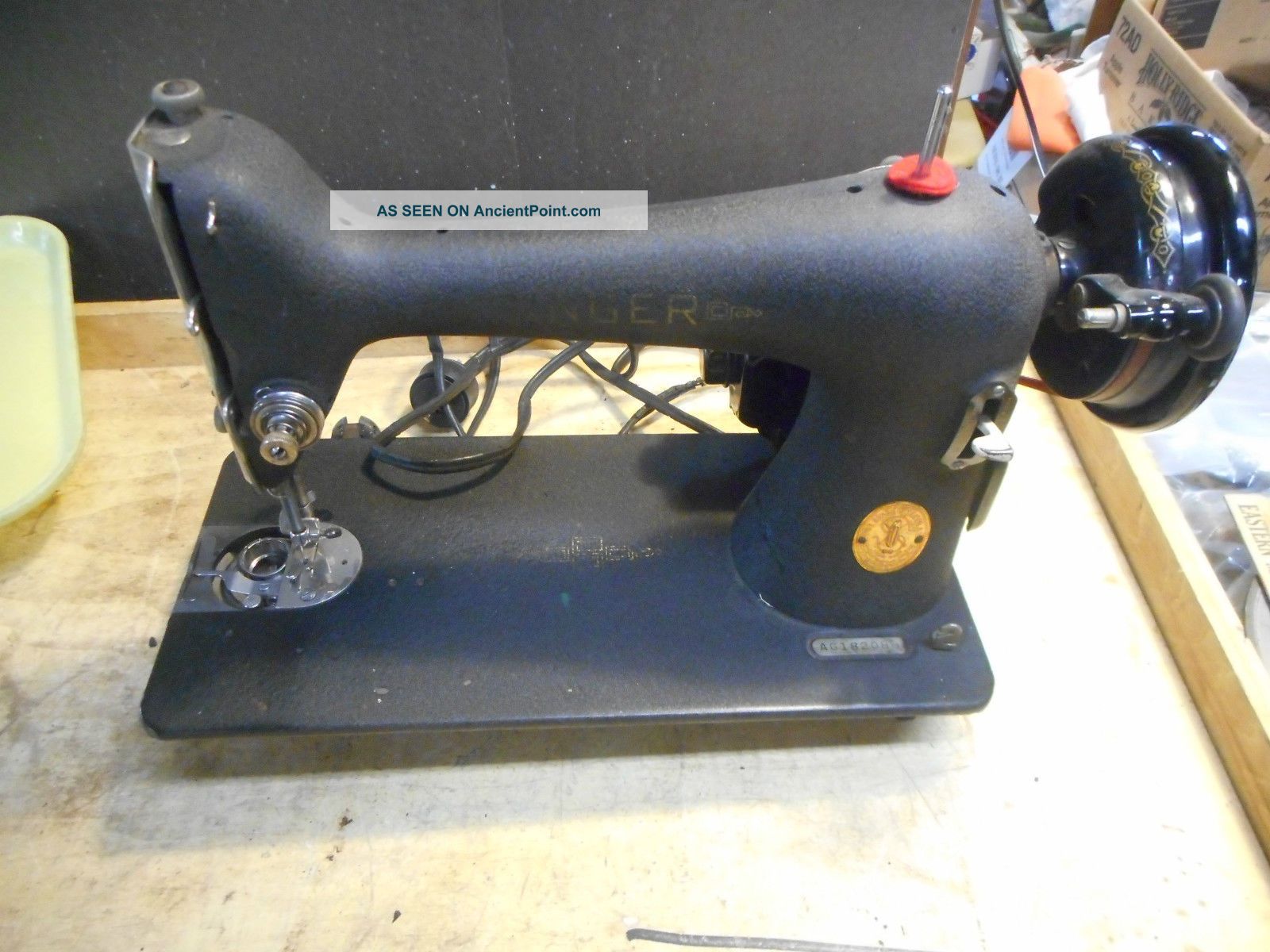L2340 - Antique 1941 Singer Model 66 Sewing Machine Sewing Machines photo