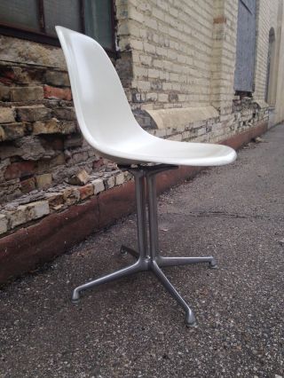 Herman Miller Eames Signed Fiberglass White Chair Lafonda Base Rare Vintage photo