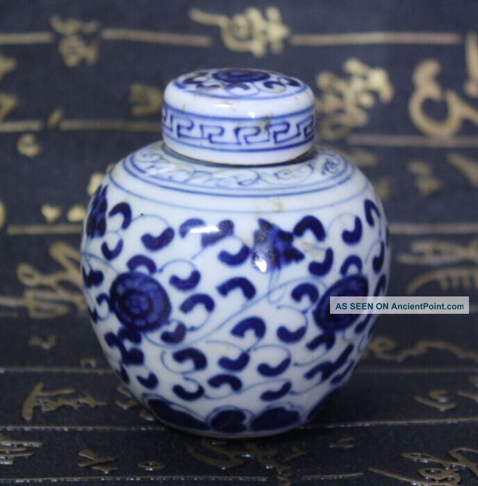Circular Old China Porcelain Blue And White Porcelain Vase Covered Jar 9155 Vases photo
