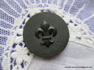 2133 – J – Simple And Elegant Fleur De Lis Motif On Antique Horn Button photo