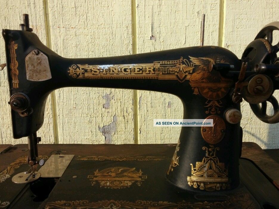 Antique 1910 Singer Sewing Machine Cabinet Foot Treddle And