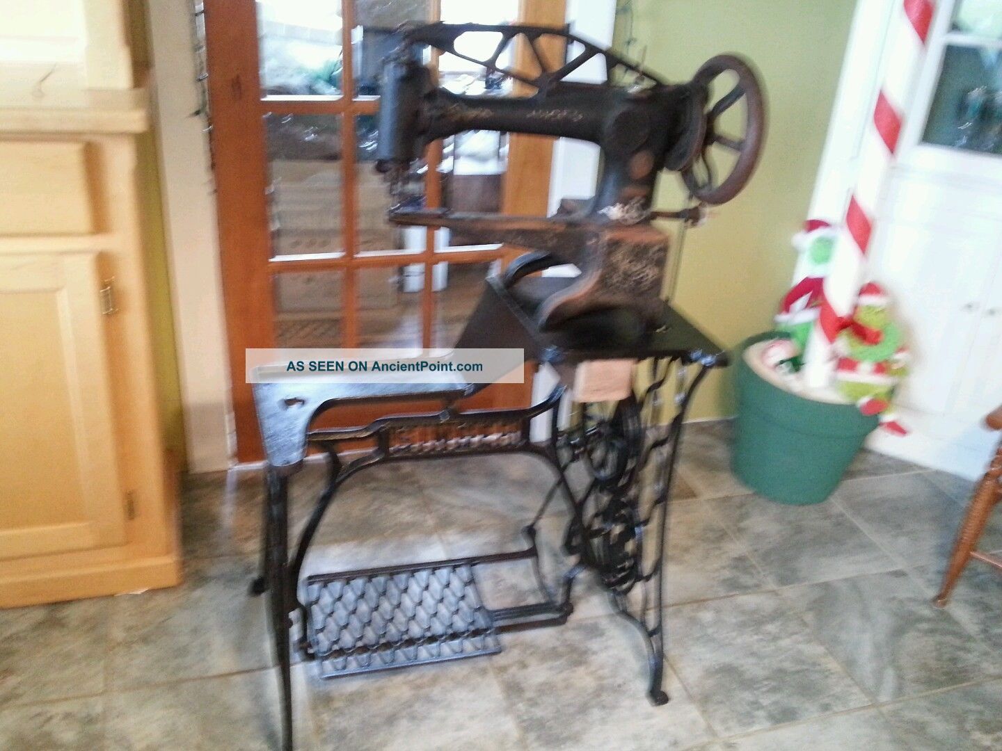 Antique Singer 29 - 4 Treadle Sewing Machine & Base Cobbler Leather 1900s Old Yarn Sewing Machines photo