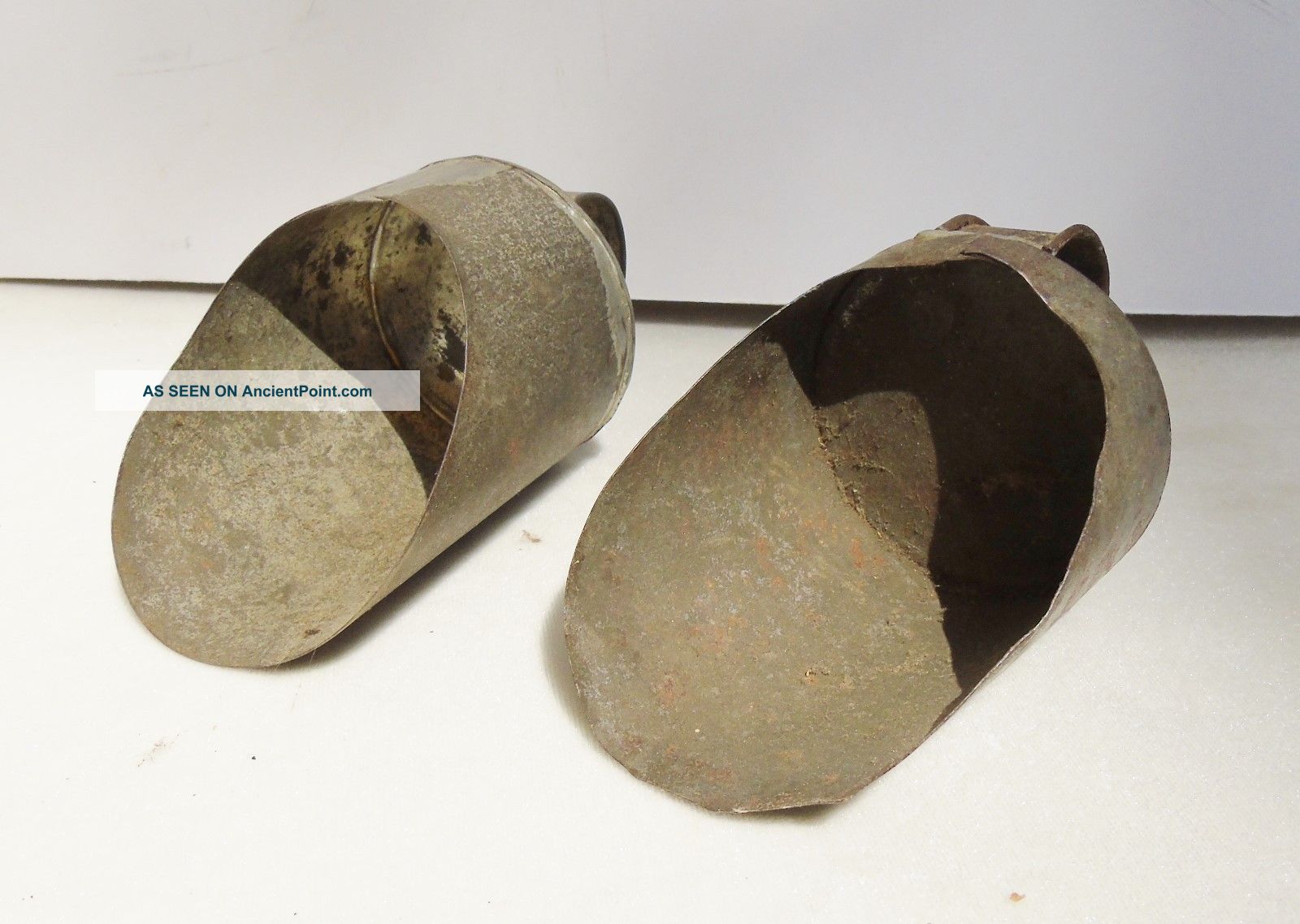 Antique Primitive Kitchenware 2 Small Tin Scoops Flour Sugar Coffee Dry Goods Primitives photo