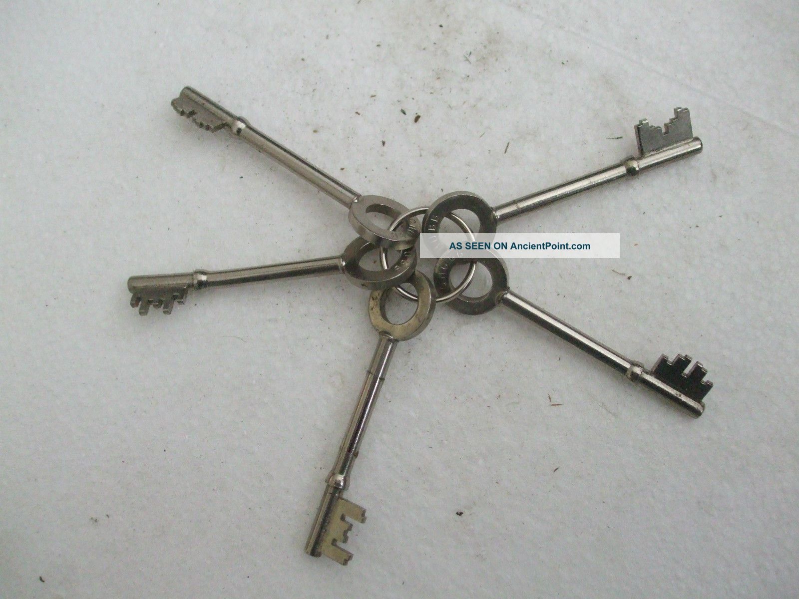 5 Old Chubb Keys On Split Ring Locks & Keys photo