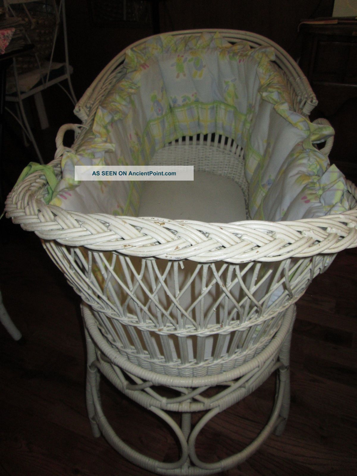 W@w L@@k ' Antique White Wicker Baby Bassinet 