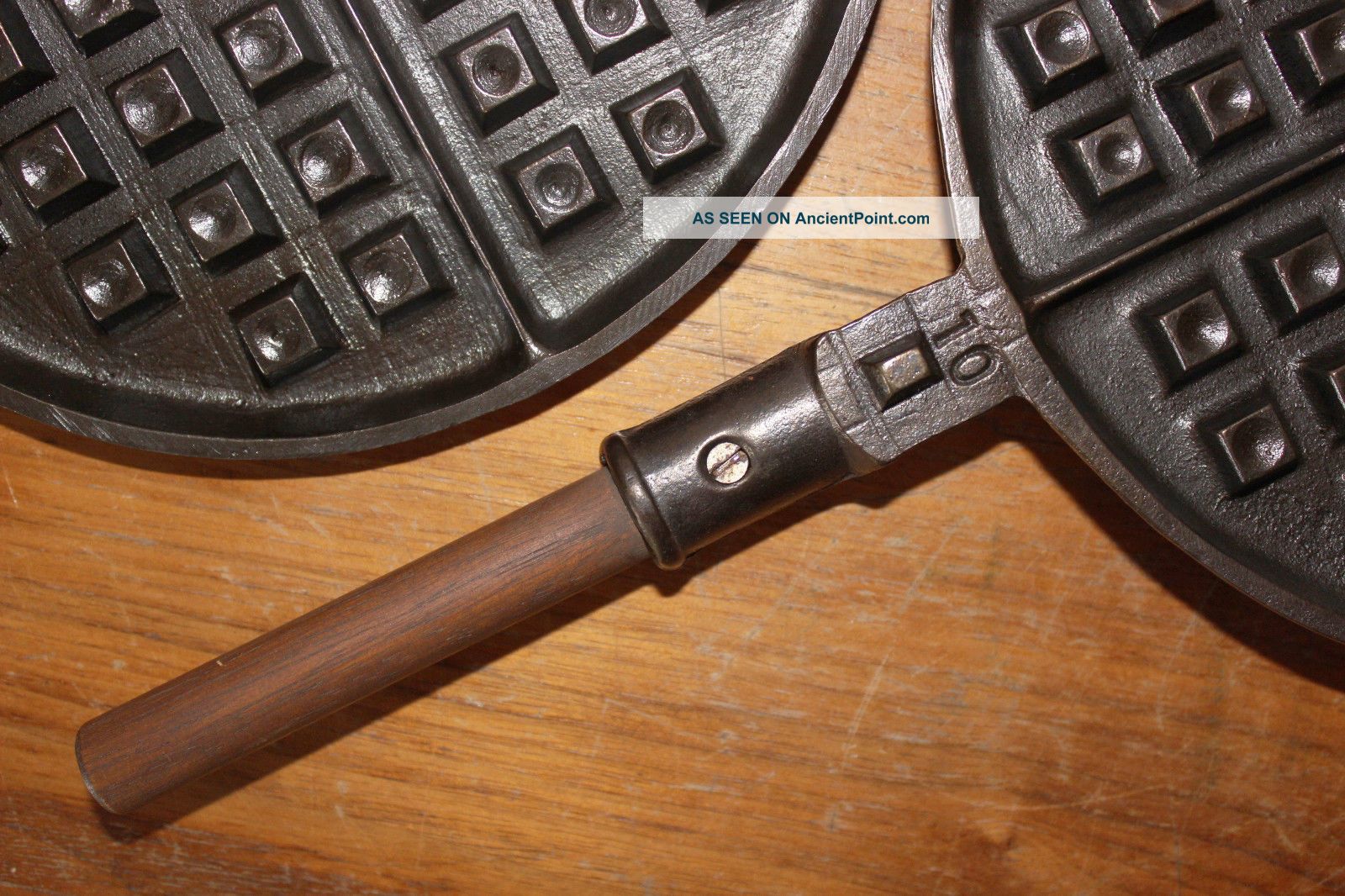 Griswold's 'The New American' No. 8 Waffle Iron 976/977 with Low