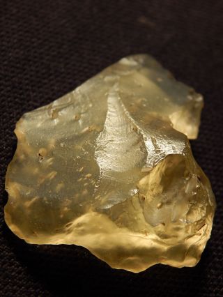 A Prehistoric Artifact Made From Libyan Desert Glass Found In Egypt 12.  7 photo
